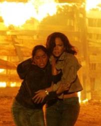 jennifer-lopez-caught-in-fire02-sm.jpg